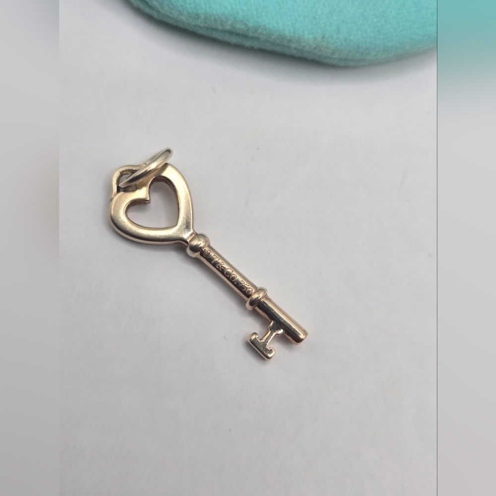 Tiffany & Co. 18kt Rose Gold Mini Heart Key Pendant - Picture 4 of 7
